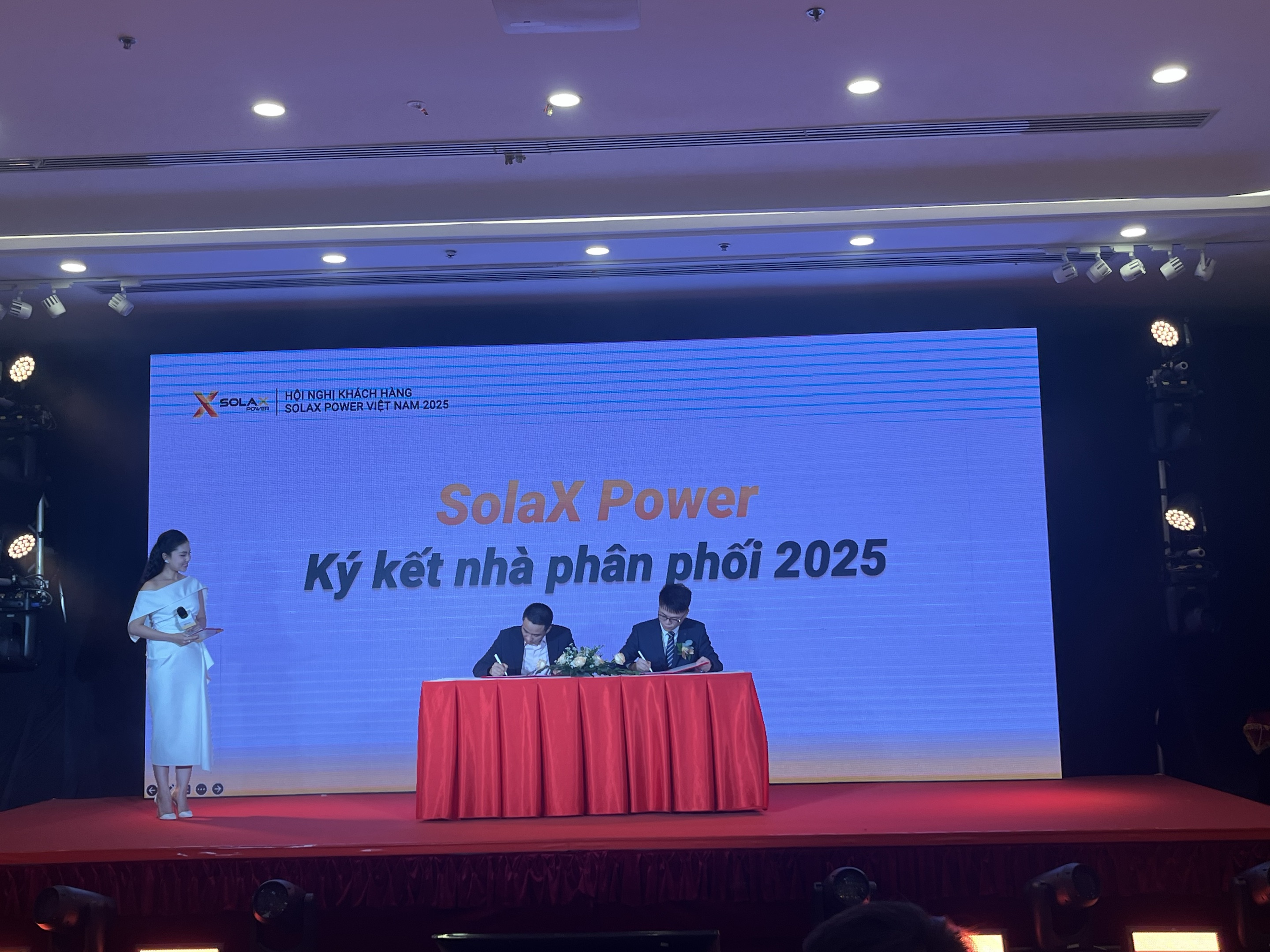 SolaX_Unveils_Next-Generation_Residential_Energy_Storage_Solutions_at_Vietnam_Solar_Summit_20254.jpg